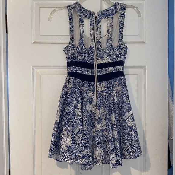 White and blue pattern dress. Zipper in the back - Picture 2 of 2